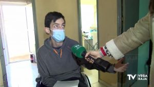 Encerrado en su propia casa: así vive Ángel, un joven oriolano de 27 años en silla de ruedas