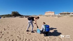 Los alumnos del IES Mediterráneo (Torrevieja) retiran cientos de plásticos de las playas