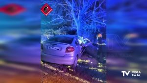 Cuatro heridos al colisionar un coche contra un árbol en Orihuela