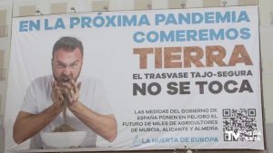 Una lona gigante en la puerta del Sol para avisar de que "en la próxima pandemia comeremos tierra"