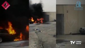 El fuego devora dos coches en Orihuela