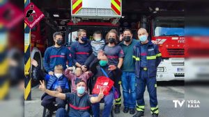 Usuarios de "El árbol de los sueños" pasan un día con los bomberos de Orihuela