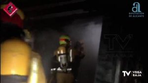Los bomberos de Orihuela sofocan un incendio en una casa de campo abandonada en Senda Molina