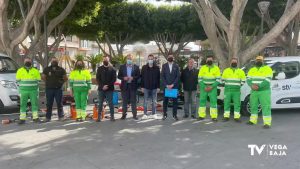 Cox presenta al nuevo equipo de Parques y Jardines y expone su flota en la Glorieta