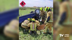 Los bomberos rescatan a una conductora tras volcar su coche en la CV-855 de camino a San Fulgencio