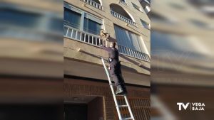 Un perro queda atrapado entre las cuerdas de un tendedero en un edificio de Torrevieja