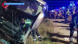 Un accidente deja varios heridos tras volcar un autobús con 50 ocupantes en la A7, Granja de Rocamor