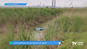 La Policía Local rescata a un hombre que quedó atrapado en su vehículo tras caer a una acequia