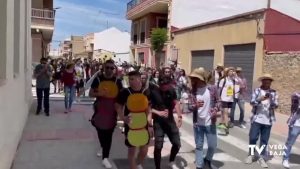 Las fiestas de la Cruz y el Medio Año Festero llenan de alegría y color las calles de Bigastro