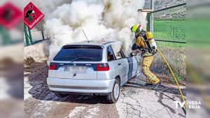 Los bomberos intervienen en el incendio de un vehículo en La Aparecida