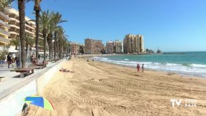 Fallece un bañista de 76 años en la playa del Cura de Torrevieja