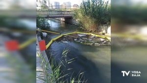 Guardamar retira los sólidos flotantes en las barreras de retención