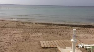 La Playa de los Locos de Torrevieja recibe 2.500 toneladas de arena