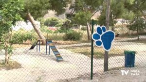 Redován pone en marcha su primer parque canino con juegos elaborados a base de productos reciclados