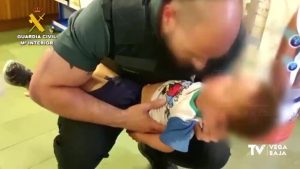Un farmacéutico y un agente de Guardia Civil salvan la vida a un niño a punto de asfixiarse
