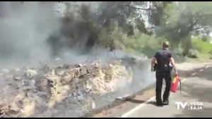 Policía Local y bomberos frenan un incendio en la carretera de Rebate (San Miguel de Salinas)