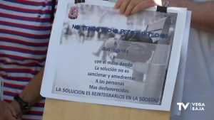 Un grupo de personas protesta contra la ordenanza de la "mendicidad" en Torrevieja