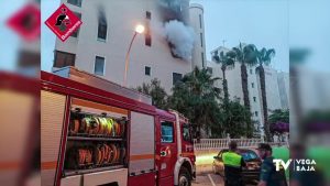 Una decena de bomberos intervienen en el incendio de una vivienda en Guardamar