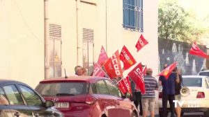 Concentración de extrabajadores de una empresa de Callosa de Segura para exigir el pago de su sueldo
