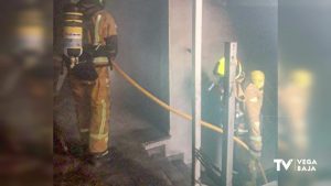 Los bomberos intervienen en el incendio de un edificio "ocupado y semiabandonado" de Torrevieja