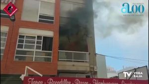 Evacúan la primera planta de un edificio de Torrevieja por el incendio en una vivienda