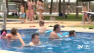 Usuarios del Centro Ocupacional ADA de Almoradí disfrutan del baño adaptado en la piscina