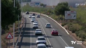 Los bomberos rescatan a una mujer vehículo tras sufrir un accidente en la N-332 (Orihuela Costa)