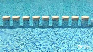 Un jardinero salva la vida de una mujer de 84 años en una piscina en San Miguel de Salinas