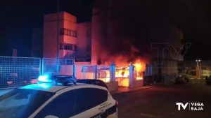 Arde un coche aparcado en pleno casco urbano de San Miguel de Salinas