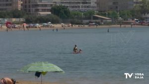 Rescatan a un hombre de 73 años con síntomas de ahogamiento en la playa del Acequión de Torrevieja
