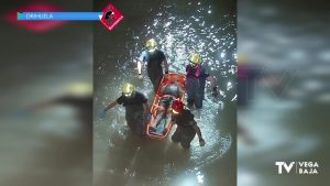 Policía local de Orihuela y bomberos rescatan a una persona invidente que había caído al río
