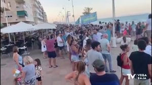Vecinos y veraneantes se manifiestan frente a la playa de Guardamar