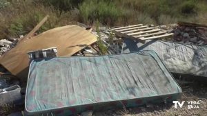 Escombros incontrolados en la zona del cementerio de Orihuela crean malestar entre vecinos