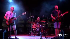 Miles de residentes y veraneantes se reúnen cada fin de semana en las fiestas de verano en La Mata