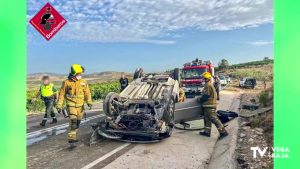 Vuelca un vehículo en Torremendo y su conductor queda atrapado