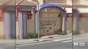 Aparecen pintadas en la puerta de la casa donde murió el perro atado a pleno sol