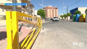 Callosa de Segura instala 18 vallas extensibles para mejorar la seguridad en colegios y mercado