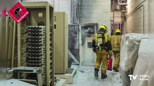 Desalojan una fábrica de baterías de Guardamar del Segura debido a un incendio