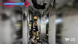 Los bomberos intervienen en el incendio de una vivienda en Callosa de Segura