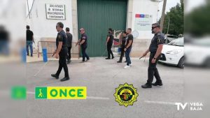 Los agentes de Policía Local de Orihuela se ponen en la piel de una persona ciega