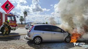 Los bomberos intervienen en un incendio de vehículo en Almoradí