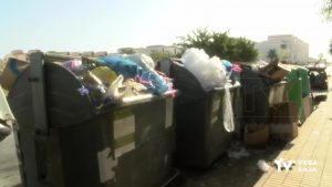 Basura y enseres acumulados en contenedores: el pan de cada día en Orihuela Costa