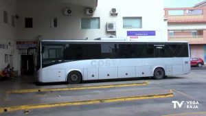 Los usuarios de autobús que viajan por la Vega Baja se sienten incomunicados