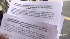 Recogen firmas en Catral para pedir una línea de autobús hasta la estación de tren en San Isidro