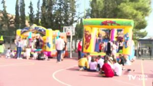 Los niños albaterenses disfrutan de un jornada dedicada al juego en los colegios