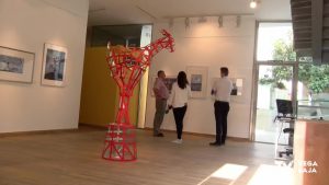 La exposición “Ícaro en Lunas” de Pepe Yagües inaugura el Otoño Hernandiano