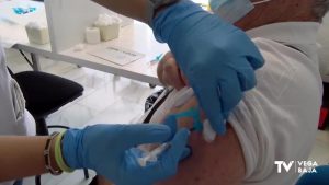 Más de 16.000 vecinos de la Vega Baja han recibido la vacuna contra la gripe y la COVID-19