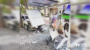 Un coche impacta contra una parada de autobús en Orihuela