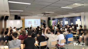 Adolescentes de Almoradí participan en el programa “Escuela de Felicidad”