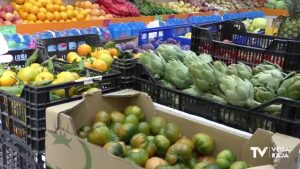 Los vecinos buscan frutas y verduras "made in la Vega Baja"